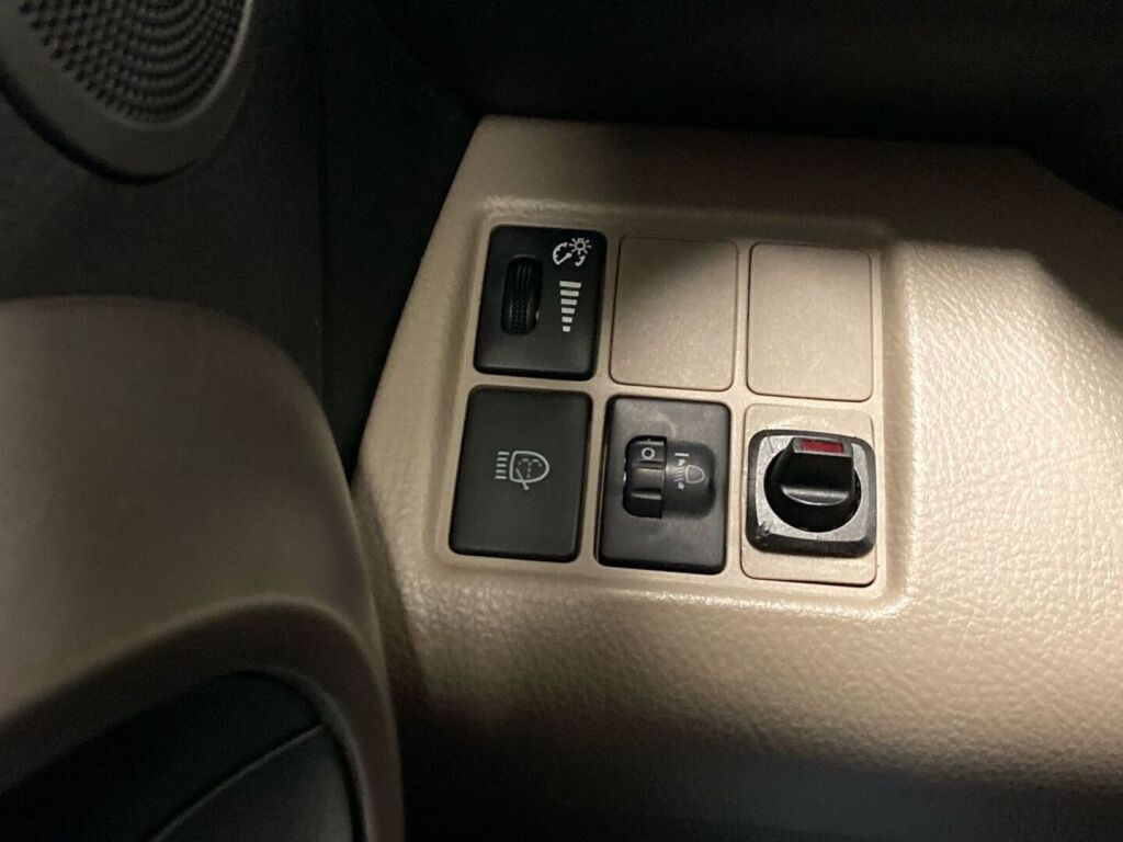Toyota RAV4 2006 Ruskea (beige)