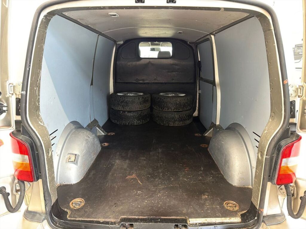Volkswagen Transporter 2006 Ruskea (beige)