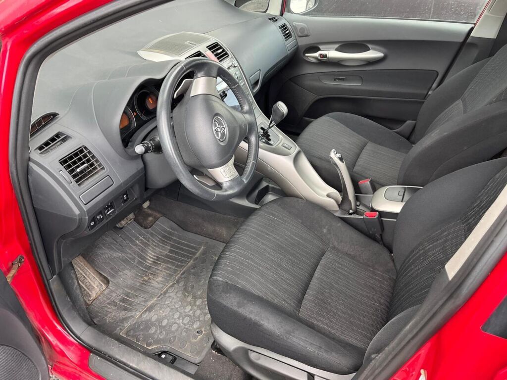 Toyota Auris 2007 Punainen