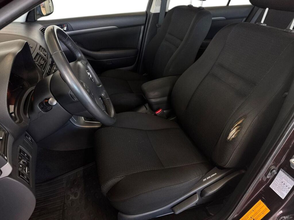Toyota Avensis 2008 Punainen