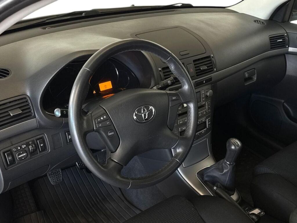Toyota Avensis 2008 Punainen