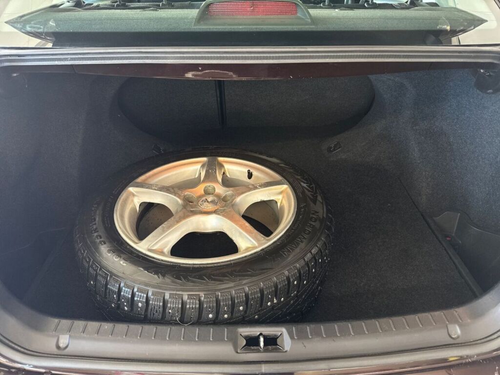 Toyota Avensis 2008 Punainen