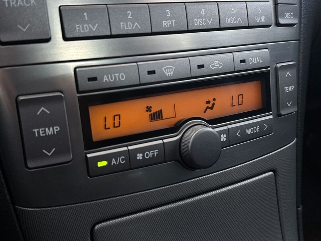Toyota Avensis 2008 Punainen