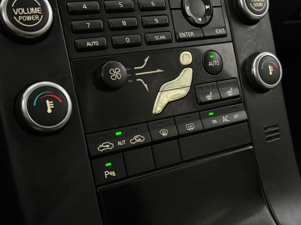 Volvo V70 2008 Musta