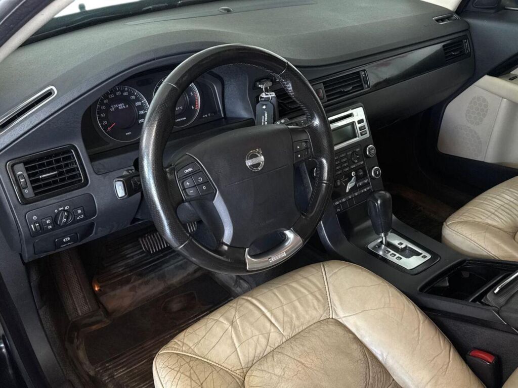 Volvo V70 2008 Musta