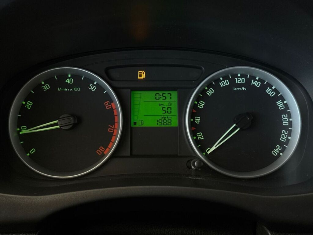 Skoda Fabia 2009 Ruskea (beige)
