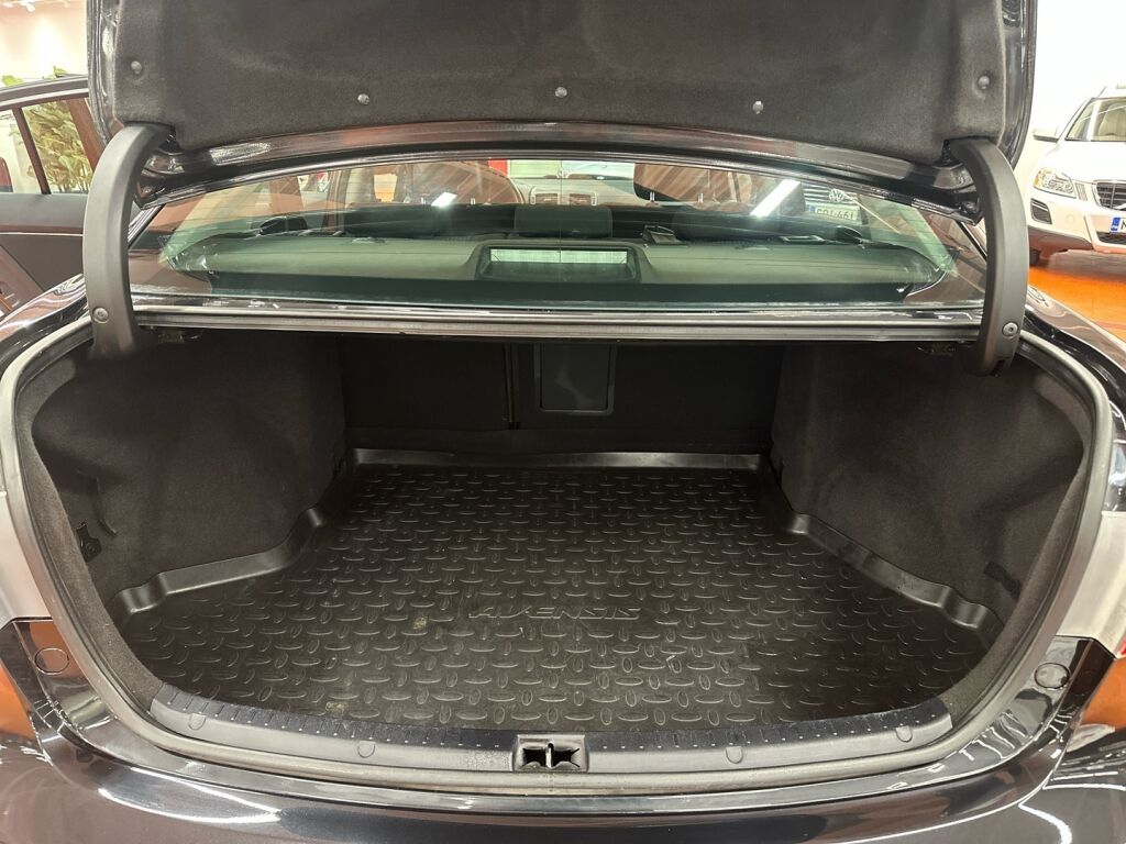 Toyota Avensis 2009 Musta