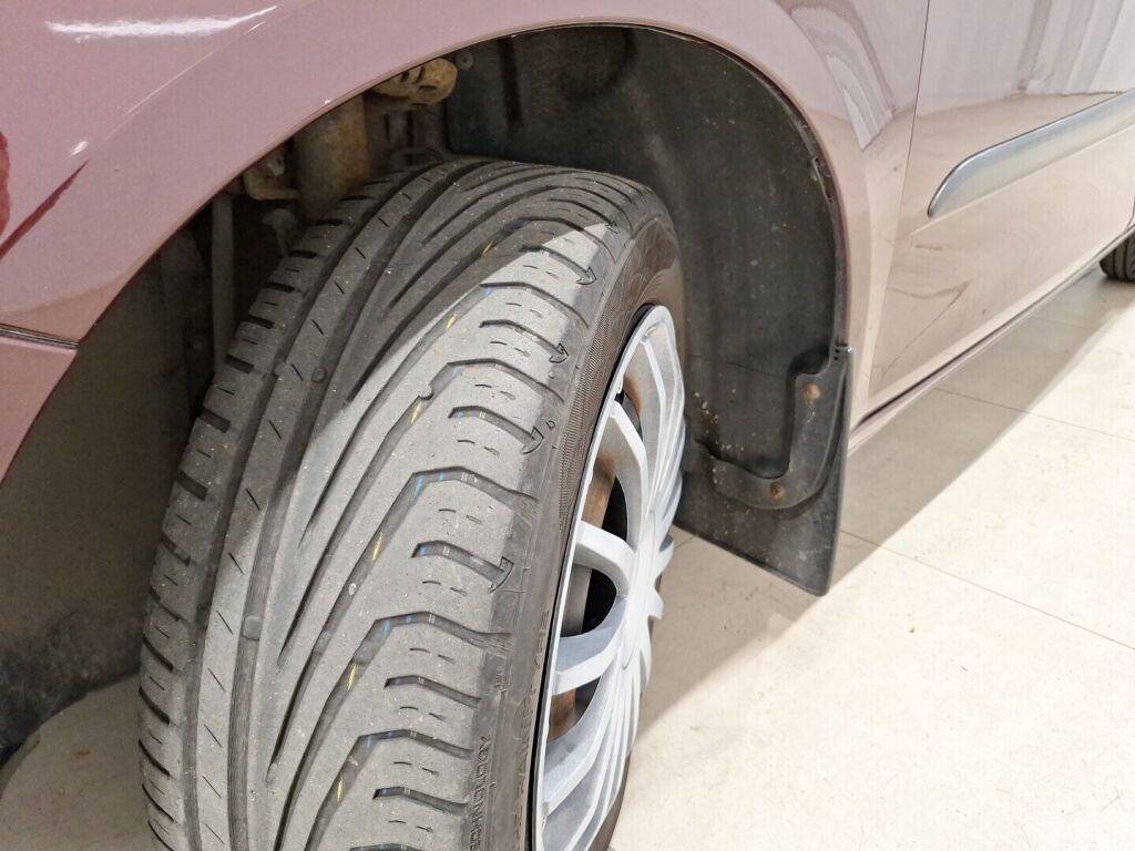 Skoda Fabia 2010 Punainen