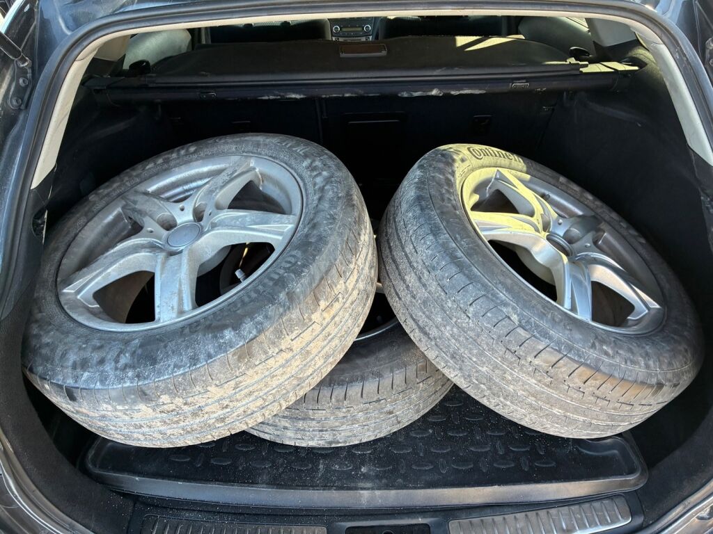 Toyota Avensis 2010 Musta