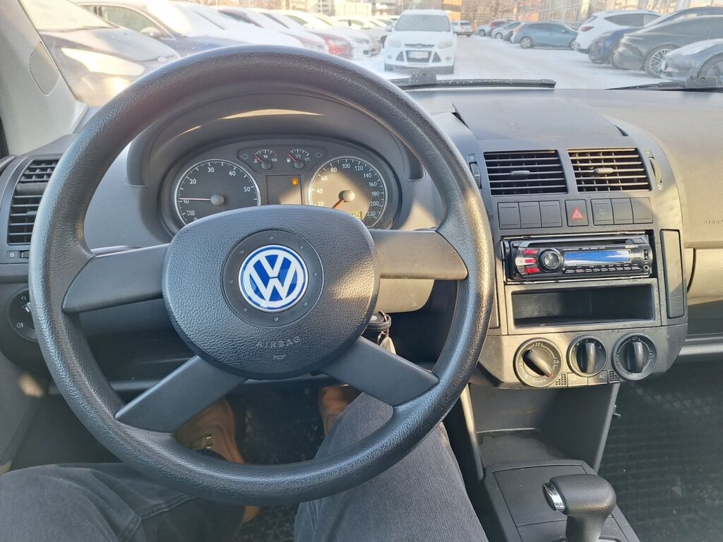 Volkswagen Polo 2003 Musta