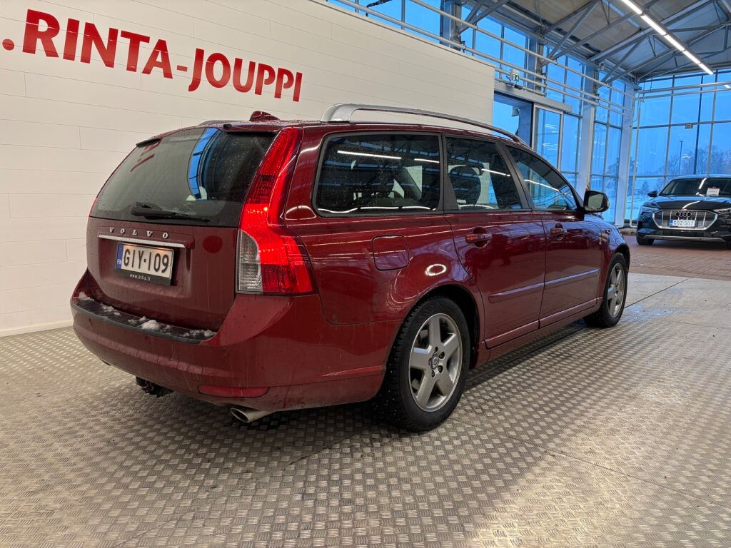 Volvo V50 2010 Punainen