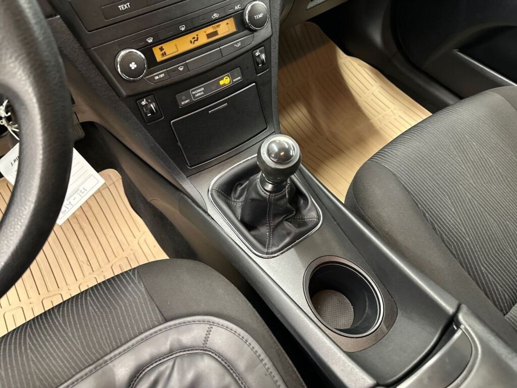 Toyota Avensis 2010 Harmaa