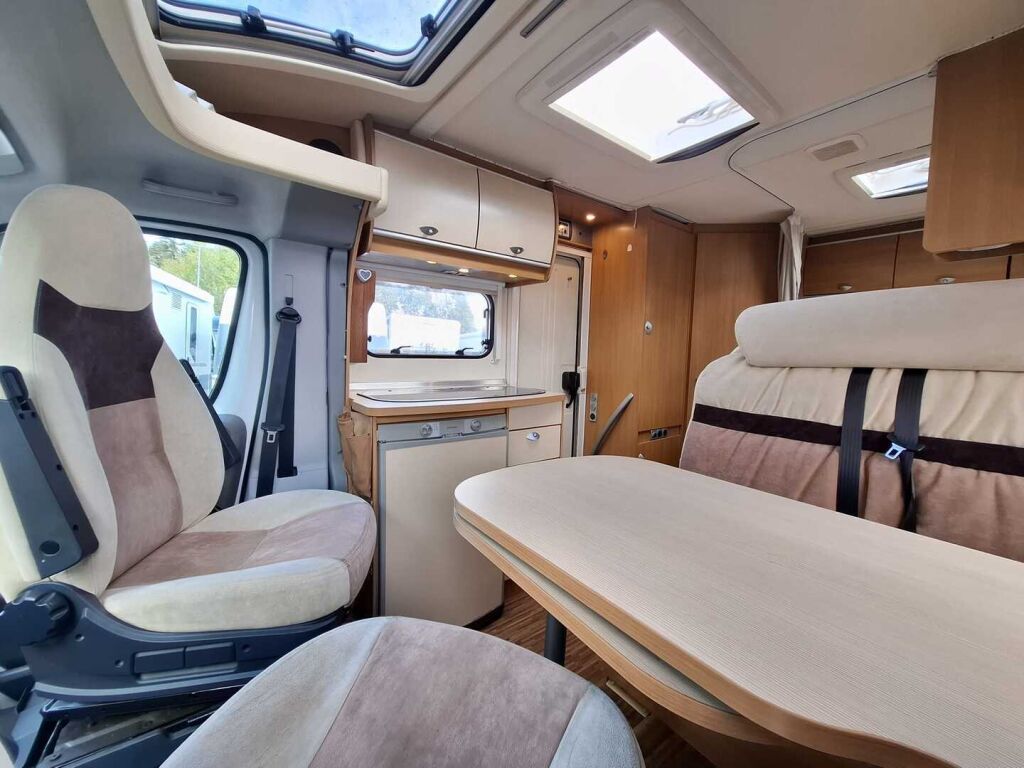 Bürstner Nexxo T 569 2010 Valkoinen