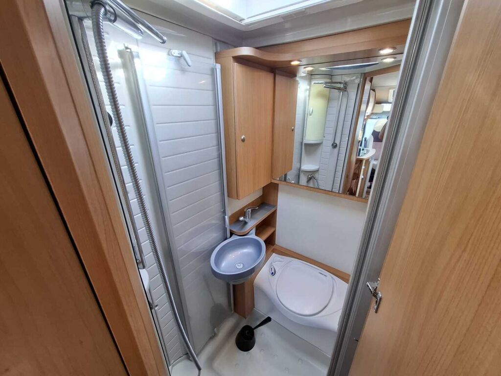 Bürstner Nexxo T 569 2010 Valkoinen