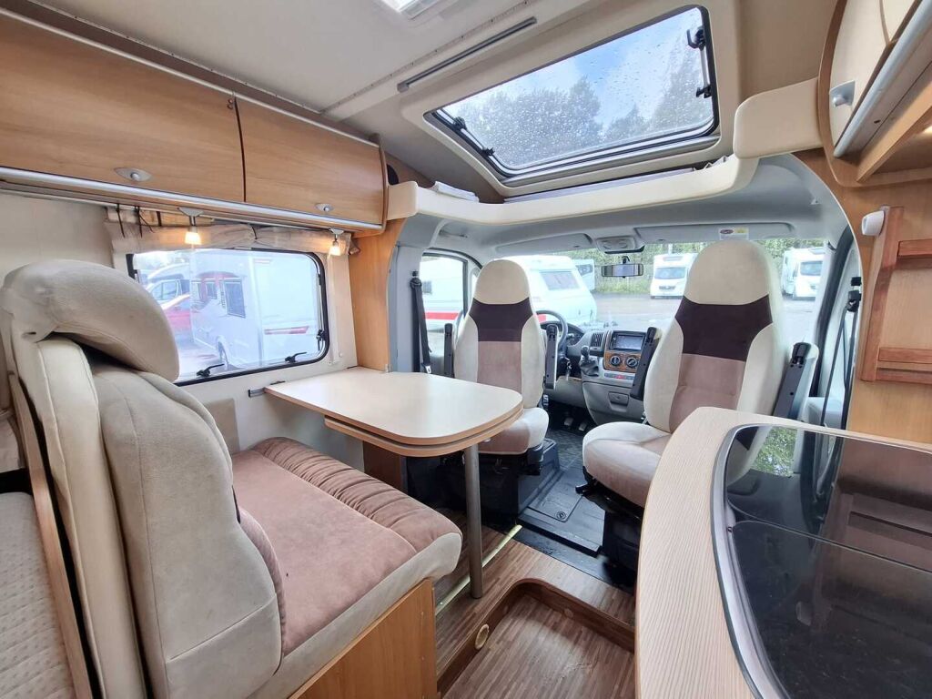 Bürstner Nexxo T 569 2010 Valkoinen