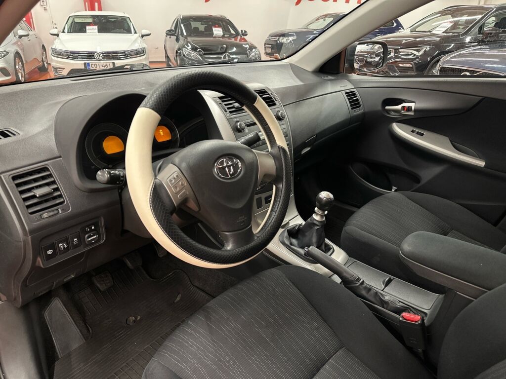 Toyota Corolla 2010 Musta