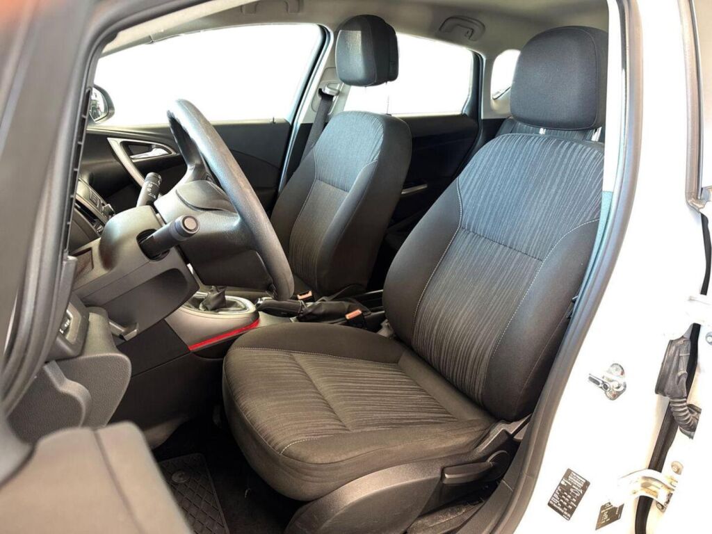 Opel Astra 2011 Valkoinen