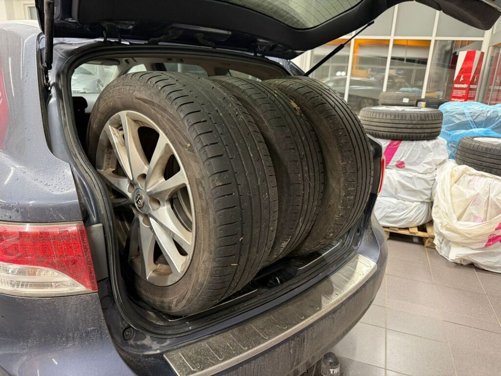 Toyota Avensis 2010 Sininen