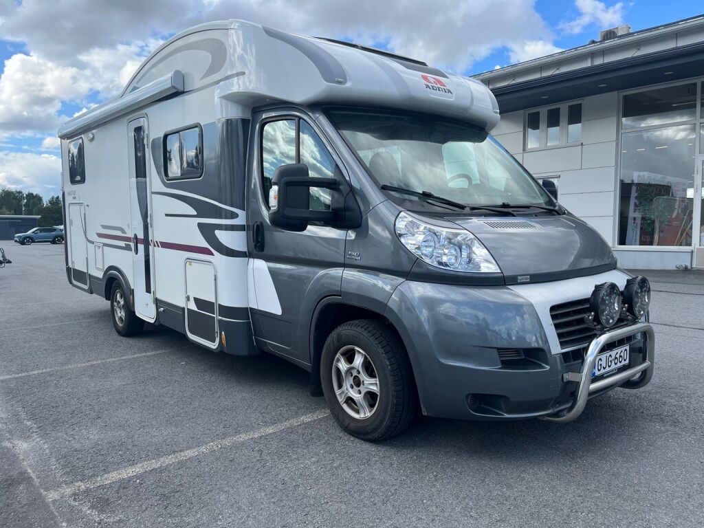 Adria MATRIX M 680 SP 2010 Valkoinen