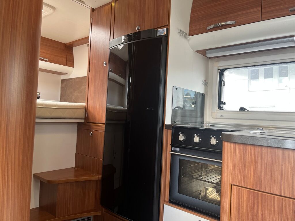 Adria MATRIX M 680 SP 2010 Valkoinen