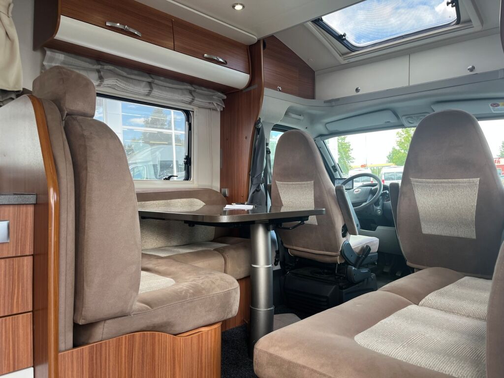 Adria MATRIX M 680 SP 2010 Valkoinen