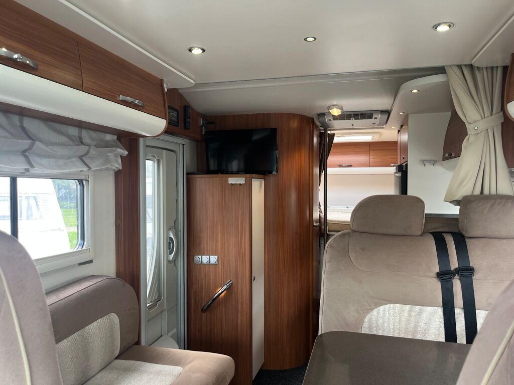 Adria MATRIX M 680 SP 2010 Valkoinen