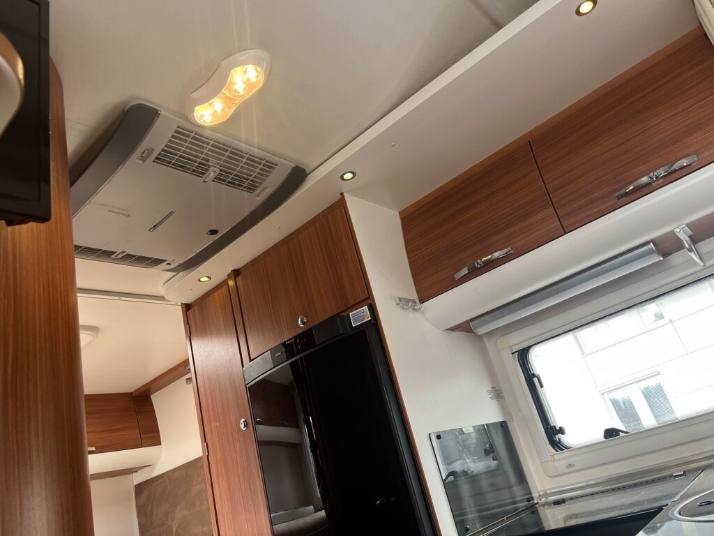 Adria MATRIX M 680 SP 2010 Valkoinen