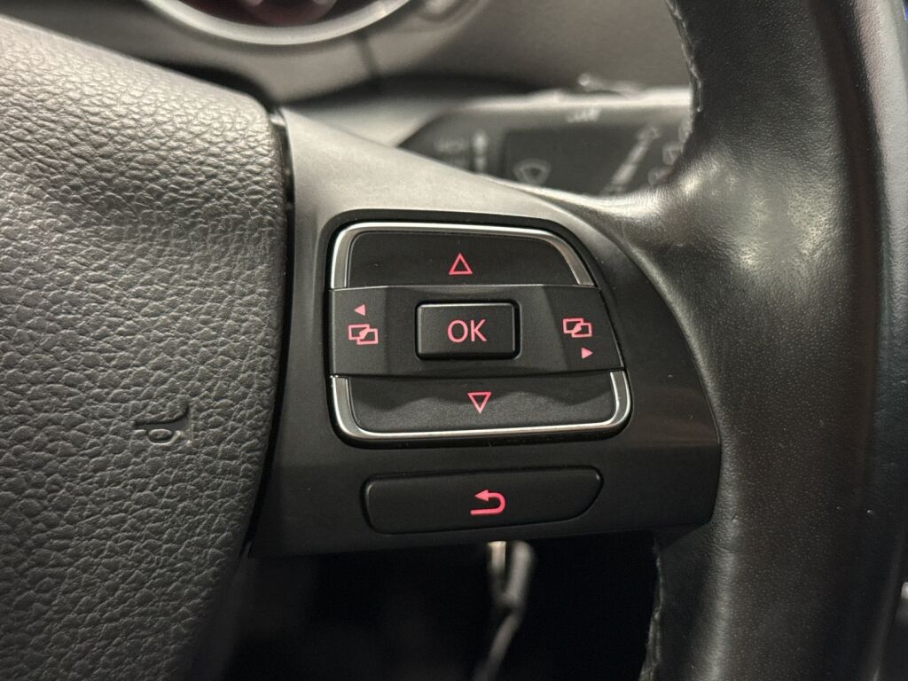 Volkswagen Golf 2011 Musta