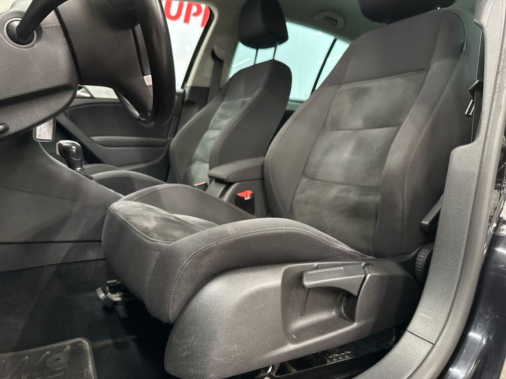 Volkswagen Golf 2011 Musta