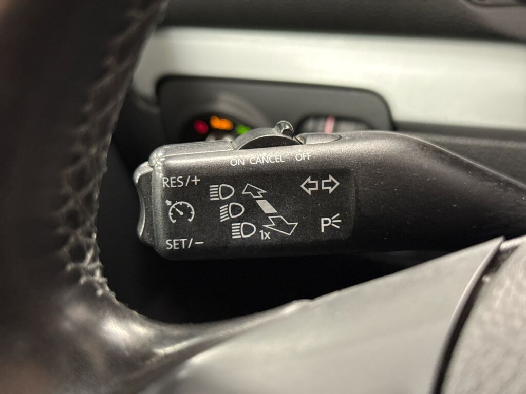 Volkswagen Golf 2011 Musta