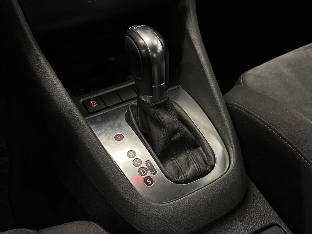 Volkswagen Golf 2011 Musta