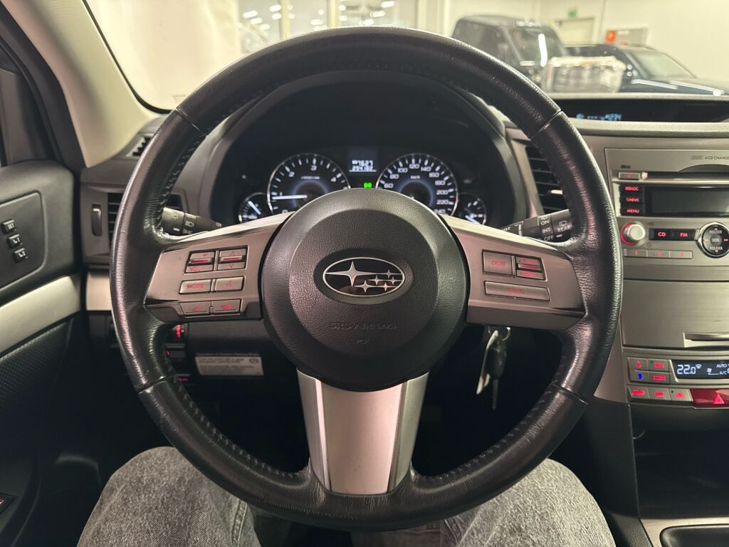 Subaru Legacy 2011 Punainen