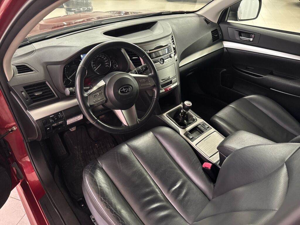 Subaru Legacy 2011 Punainen