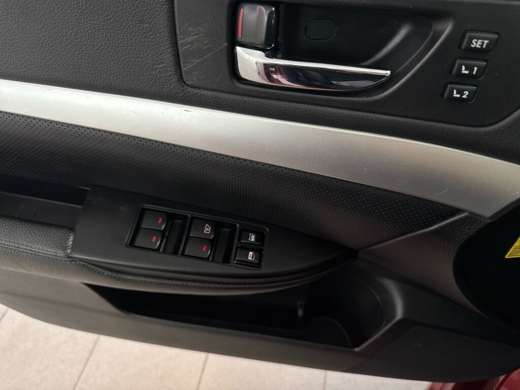 Subaru Legacy 2011 Punainen