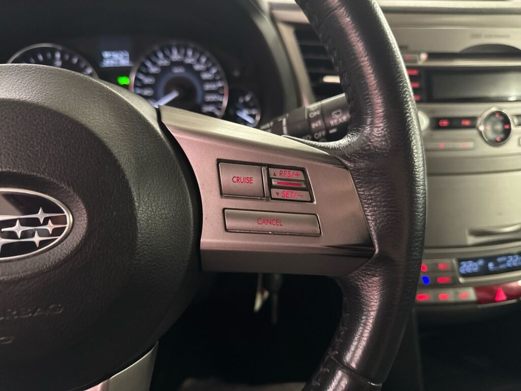 Subaru Legacy 2011 Punainen