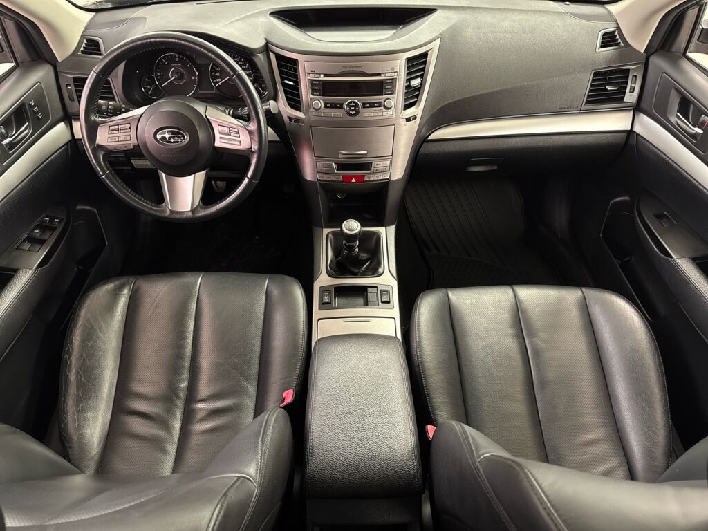 Subaru Legacy 2011 Punainen