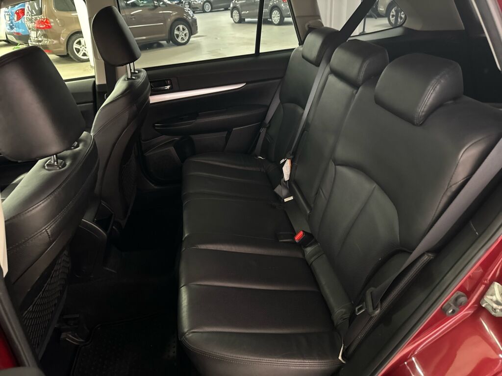 Subaru Legacy 2011 Punainen