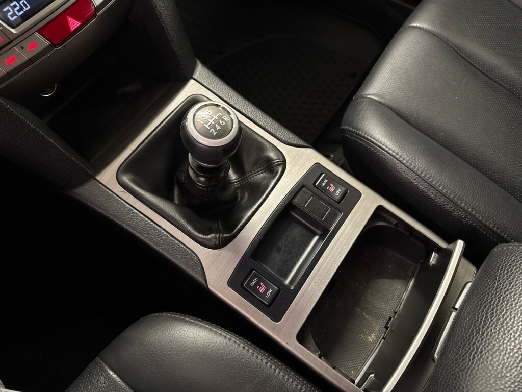 Subaru Legacy 2011 Punainen