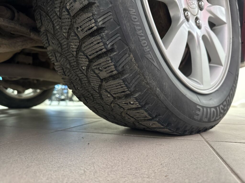 Subaru Legacy 2011 Punainen