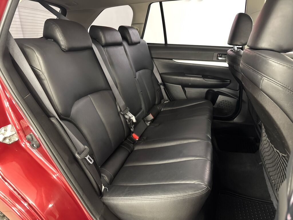 Subaru Legacy 2011 Punainen