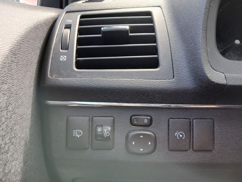 Toyota Avensis 2011 Hopea