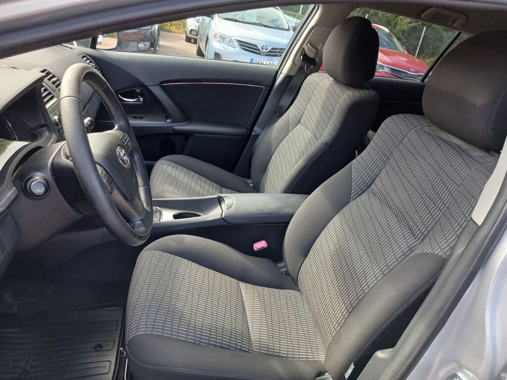 Toyota Avensis 2011 Hopea