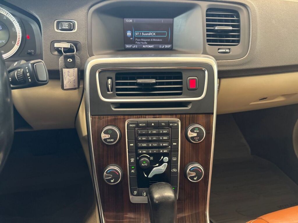 Volvo S60 2011 Oranssi