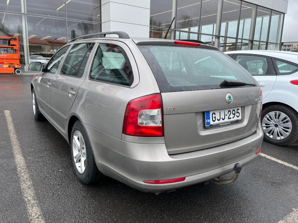 Skoda Octavia 2011 Ruskea (beige)