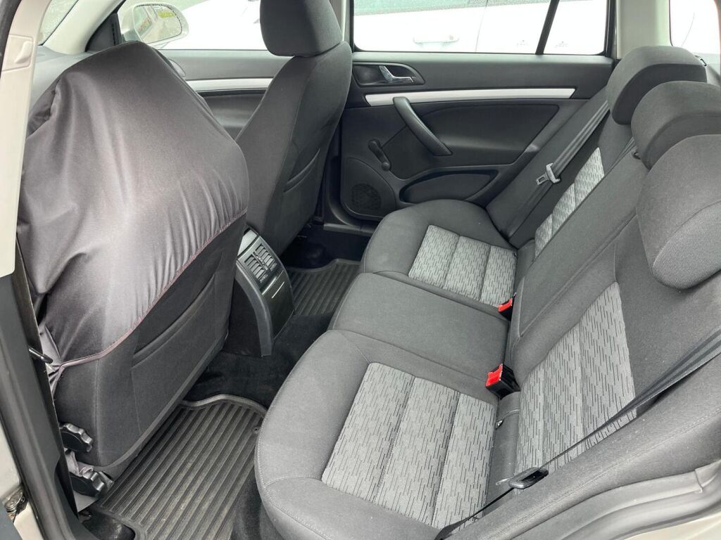 Skoda Octavia 2011 Ruskea (beige)