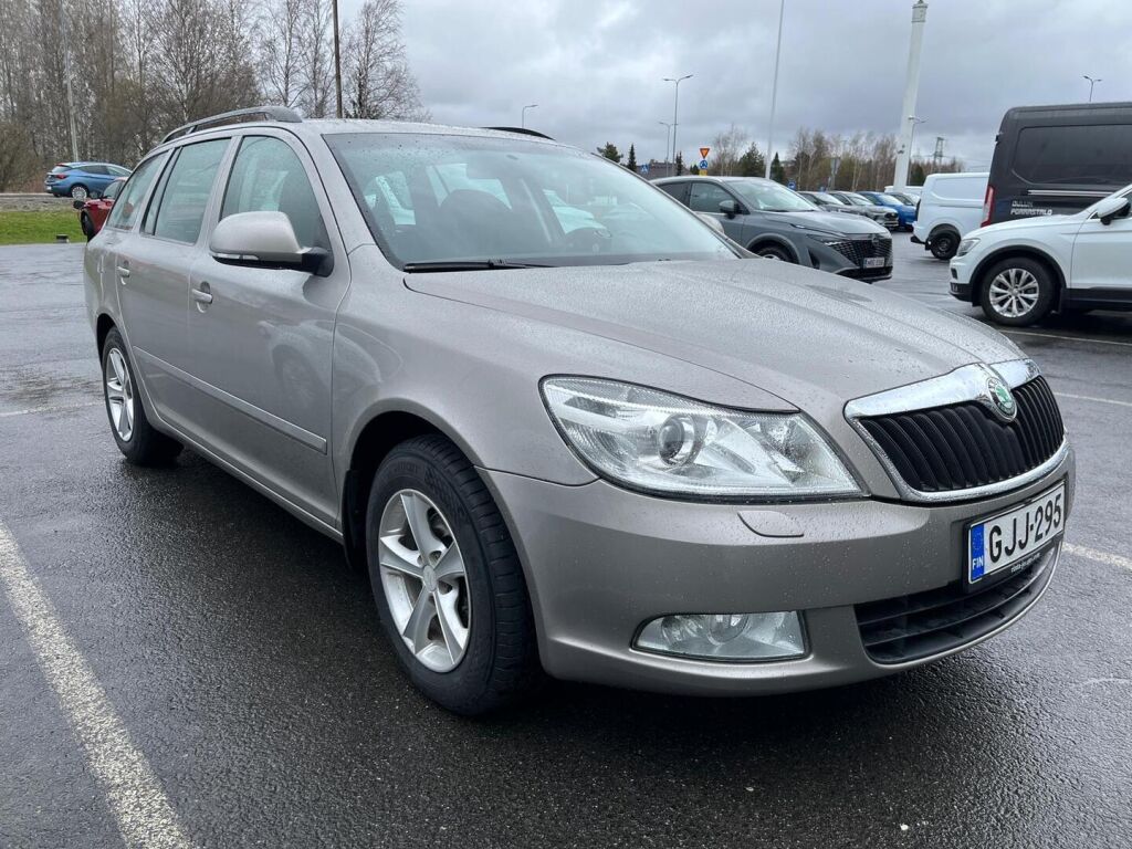 Skoda Octavia 2011 Ruskea (beige)