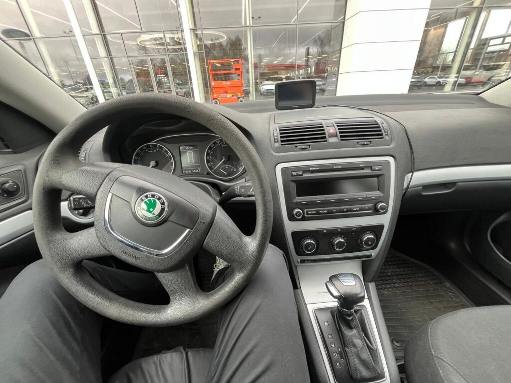 Skoda Octavia 2011 Ruskea (beige)