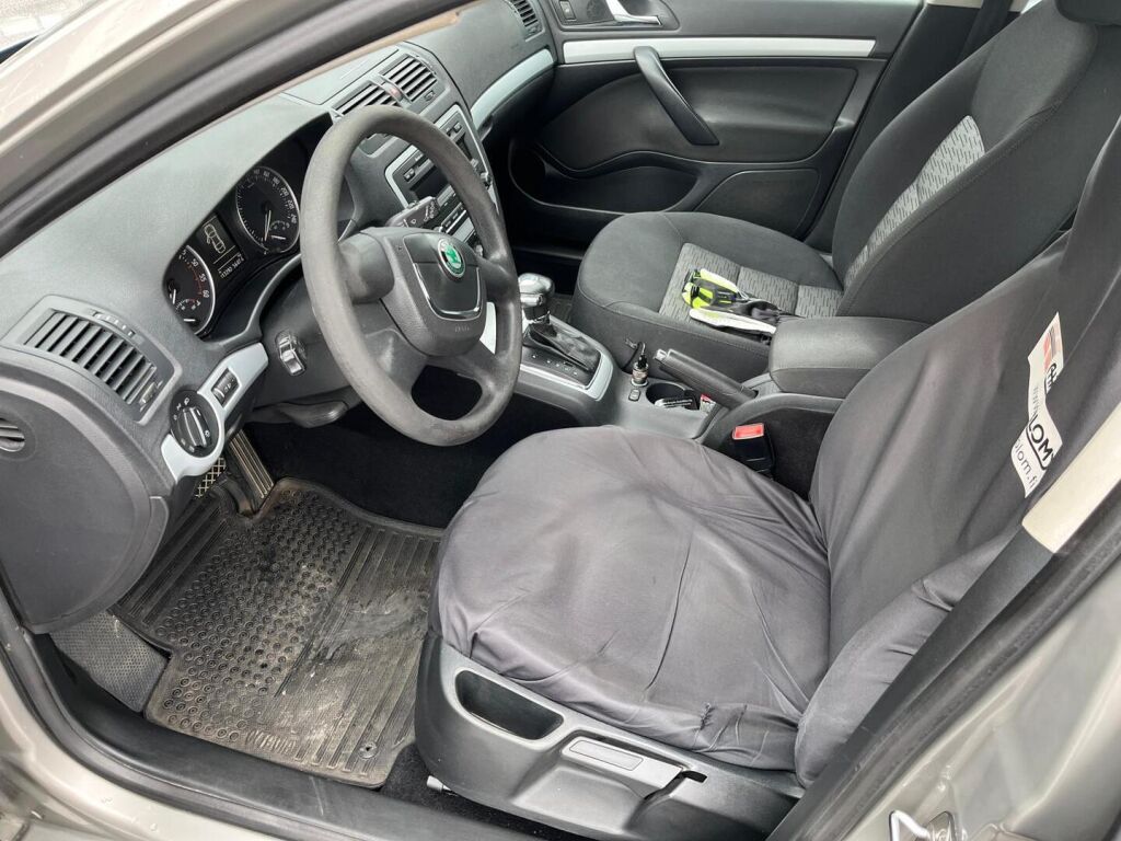 Skoda Octavia 2011 Ruskea (beige)