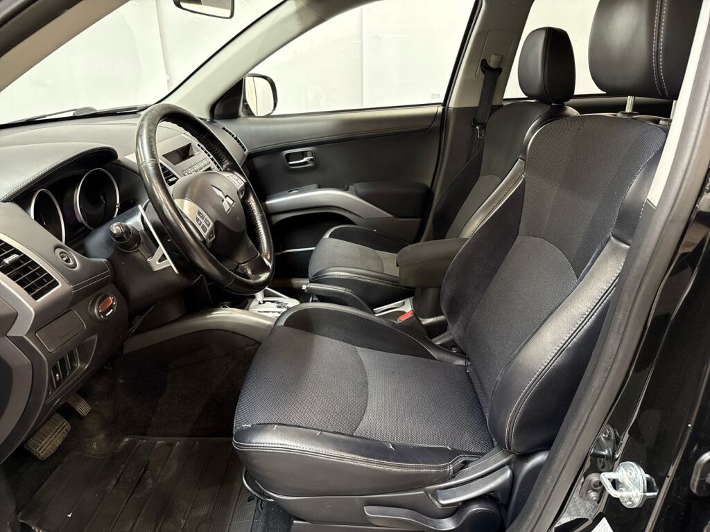 Mitsubishi Outlander 2011 Musta