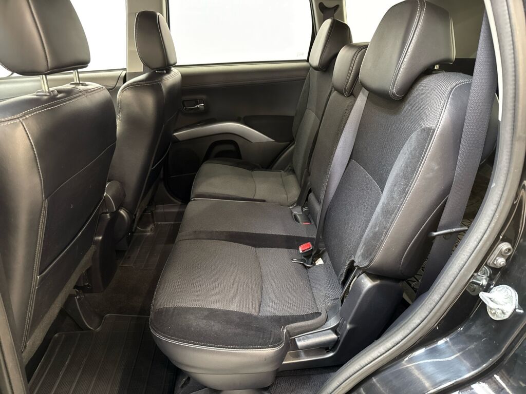 Mitsubishi Outlander 2011 Musta